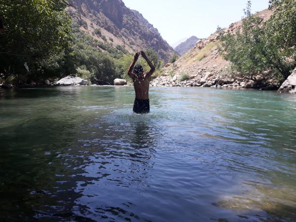 Yüksekova'da gençler Avaşin Deresi'ne giriyor