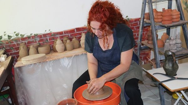Yurt dışı gezisinde fark etti, çömlek atölyesi kurdu