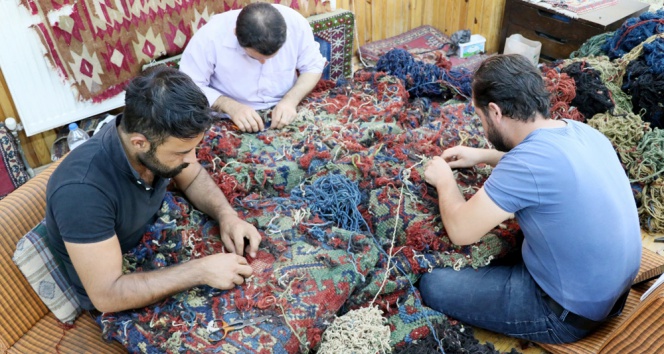 Yüzlerce yıllık tarihi halılar restore ediliyor