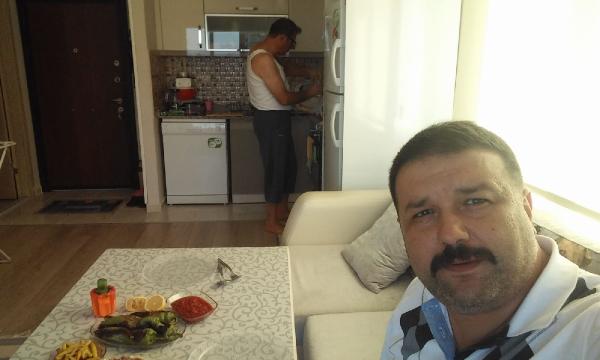 Zabıta memuru, arkadaşını 10 yerinden bıçakladı