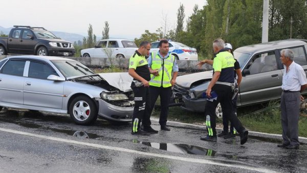 Yatağan'da kapalı yolda trafik kazası