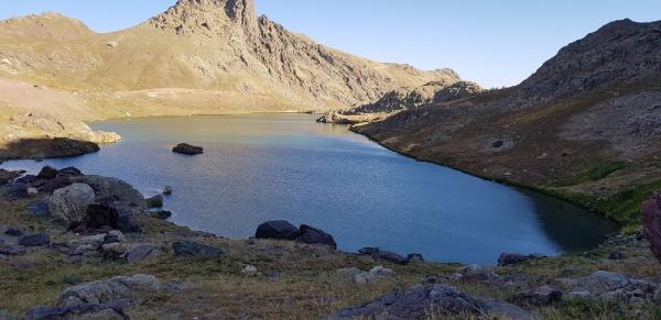 Yüksekova'nın dağlarında kahvaltı yapılıyor