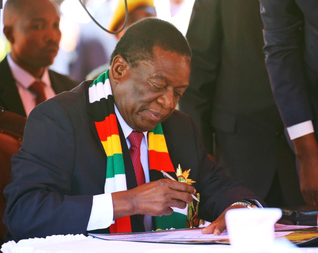 Zimbabve'nin Yeni Devlet Başkanı Mnangagwa Ant Etti