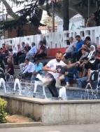 Süs havuzunda fıskiyelere karete yaparken düştü