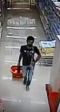 Sucukları iç çamaşırına saklayan hırsız