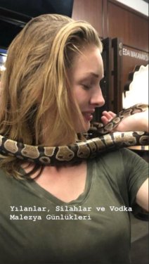 Yasemin Allen’dan yılanlı poz