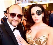 Asit saldırısına uğrayan model kırmızı halıyı salladı