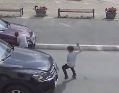 Parkta etrafına bakmadan koşan çocuğa araba çarptı