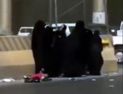 Suudi Arabistan'da otoyol kenarında kadın kavgası