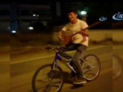 Bisikletin üstünde bağlama çaldı