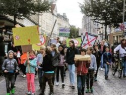 Hamburg'da 7 yaşındaki çocuktan anlamlı yürüyüş