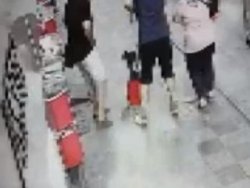 Küçük kız yolda yürürken ölümden kıl payı kurtuldu