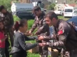 Mehmetçik Hakkarili çocuklarla el kızartmaca oynadı