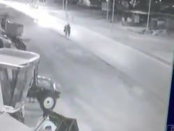 Otomobil yolda yürüyen 4 kişiye çarptı