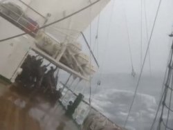 Rus gezgin gemisi fırtınanın ortasında yan yattı