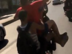 Tek tekerlek üzerinde gitmek isterken kaza yaptı