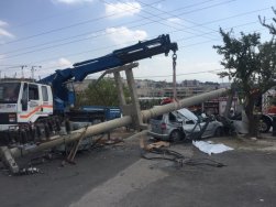 120 km hızla bu arada direğe çarptı: 2 ölü