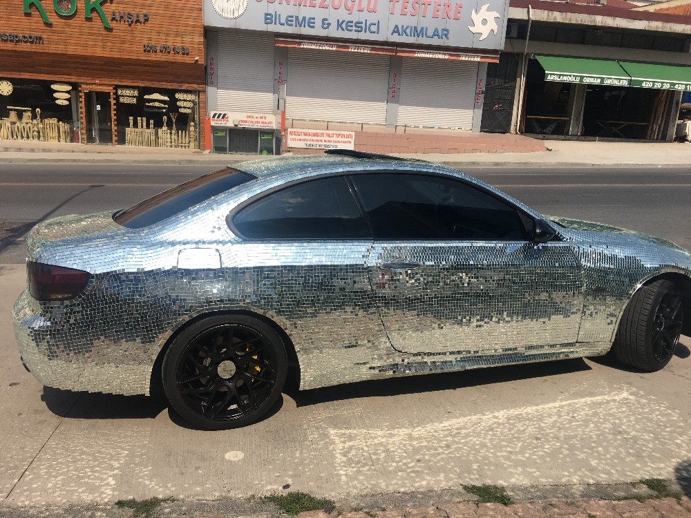 Lüks otomobili aynayla kapladılar