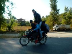Motosiklette 5 kişiyle tehlikeli yolculuk