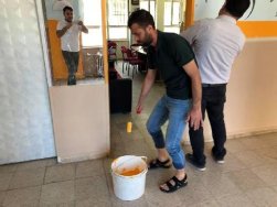 Okul müdürü, antre ve derslik duvarlarını boyadı