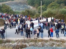 Sırbistan Cumhurbaşkanı Vuçiç'in Kosova'da Sırp Köyünü Ziyaretine Barikatlı Engel