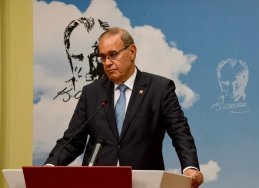 CHP'de Myk Toplantısı Sonrası Yorumlama