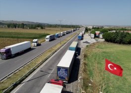 Kapıkule'de tır kuyruğu 14 kilometreye ulaştı