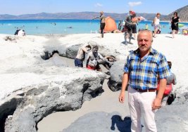 Salda Gölü kıyısında balçık banyosuyla şifa arıyorlar