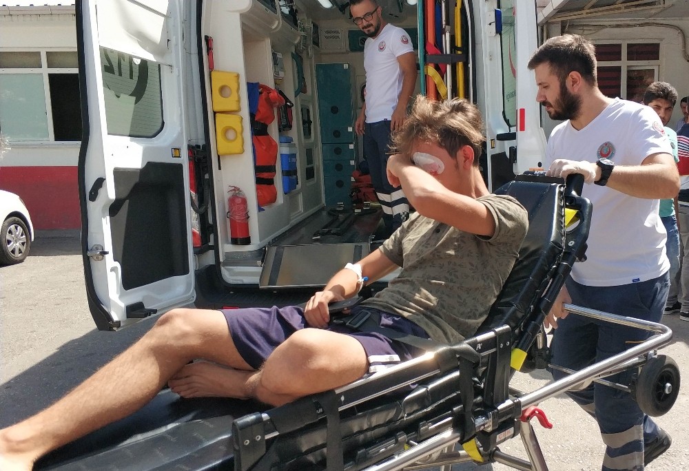 Bulduğu tabancayı kurcalarken kendini gözünden vurdu