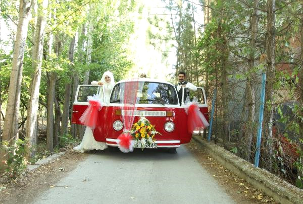 Herzamanki Minibüsüne Tuvalet Yaptırıp, Yatak ve Televizyon Koydu