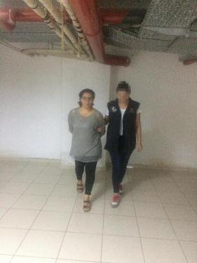 Terör örgütü üyesi kadın havalimanında yakalandı