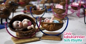 Ceviz kabuklarından hediyelik eşya yapıyor
