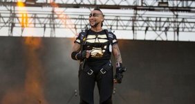 Hayko konser alanına paraşütle indi