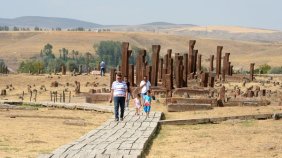 Malazgirt Zaferi etkinlikleri Ahlat'a ilgiyi artırdı