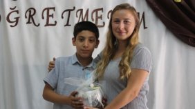 Öğretmenlerini hediyelerle karşıladılar