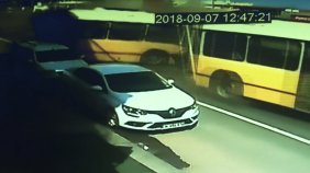 Seyir halindeki otobüs ikiye bölündü