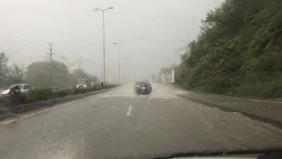 Bartın'da 15 dakikalık sağanak yolları göle çevirdi