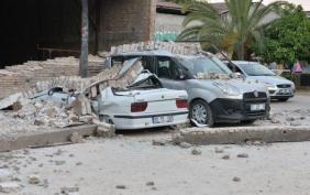 Adana'da yıkılan duvar 8 aracı hurdaya çevirdi