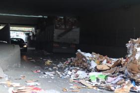 Bayrampaşa'da kamyon alt geçitte sıkıştı