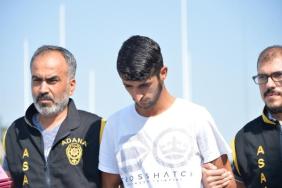 Çaldıkları telefonu beğenmeyince geri getirdiler