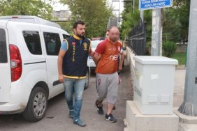 Camide uyuyan vatandaşın yanına gidip telefonunu çaldı