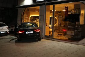 Kartal'da lüks otomobil kadın kuaförüne daldı