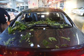 Kastamonu'da dolu araba camlarını kırdı