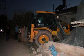 Kepçe evin bahçesine girdi: 1 ölü, 3 yaralı