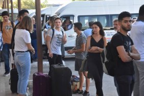 Rektörler öğrencileri otogarda karşıladı