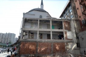 Yandaki yapı yıkılınca cami duvarsız kaldı