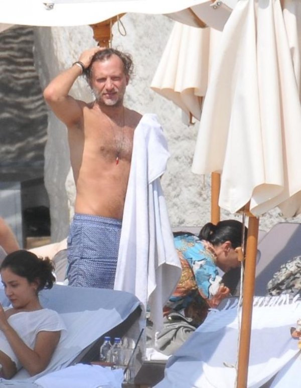 Mirgün Cabas benzer kadınla şu anda de Çeşme’de