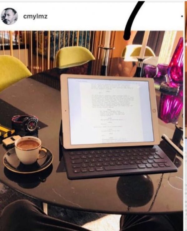 Cem Yılmaz ’ın masasındaki yansıma Defne Samyeli mi