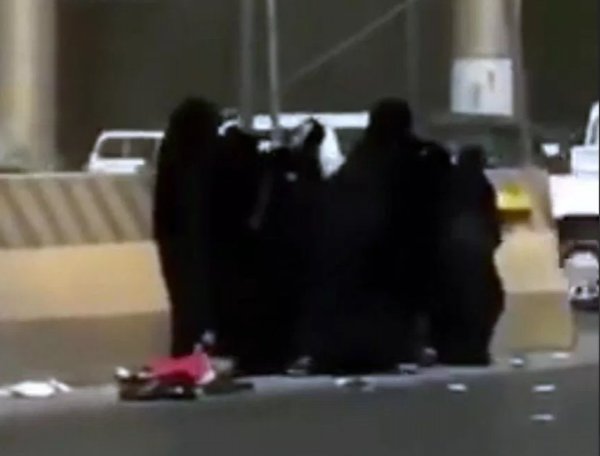 Suudi Arabistan’da otoyol kenarında kadın kavgası