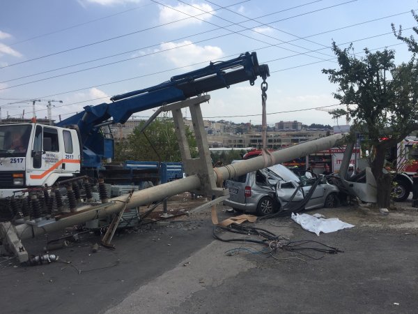 120 km hızla bu arada direğe çarptı: 2 ölü